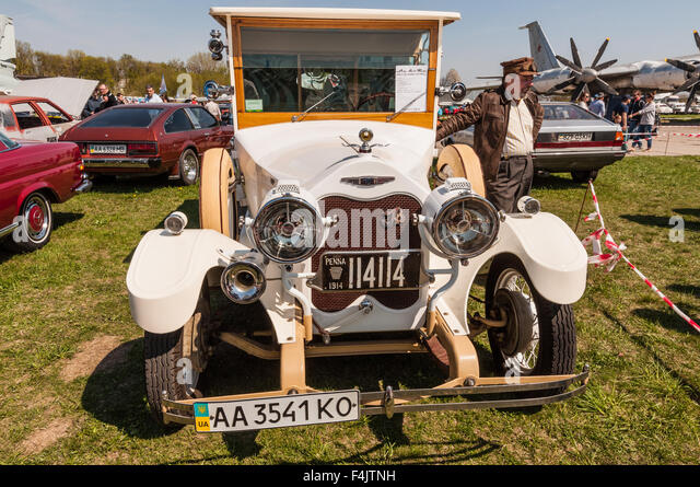 the-festival-old-car-fest-2015-showed-an-vintage-1925-chevrolet-wedding-f4jtnh.jpg