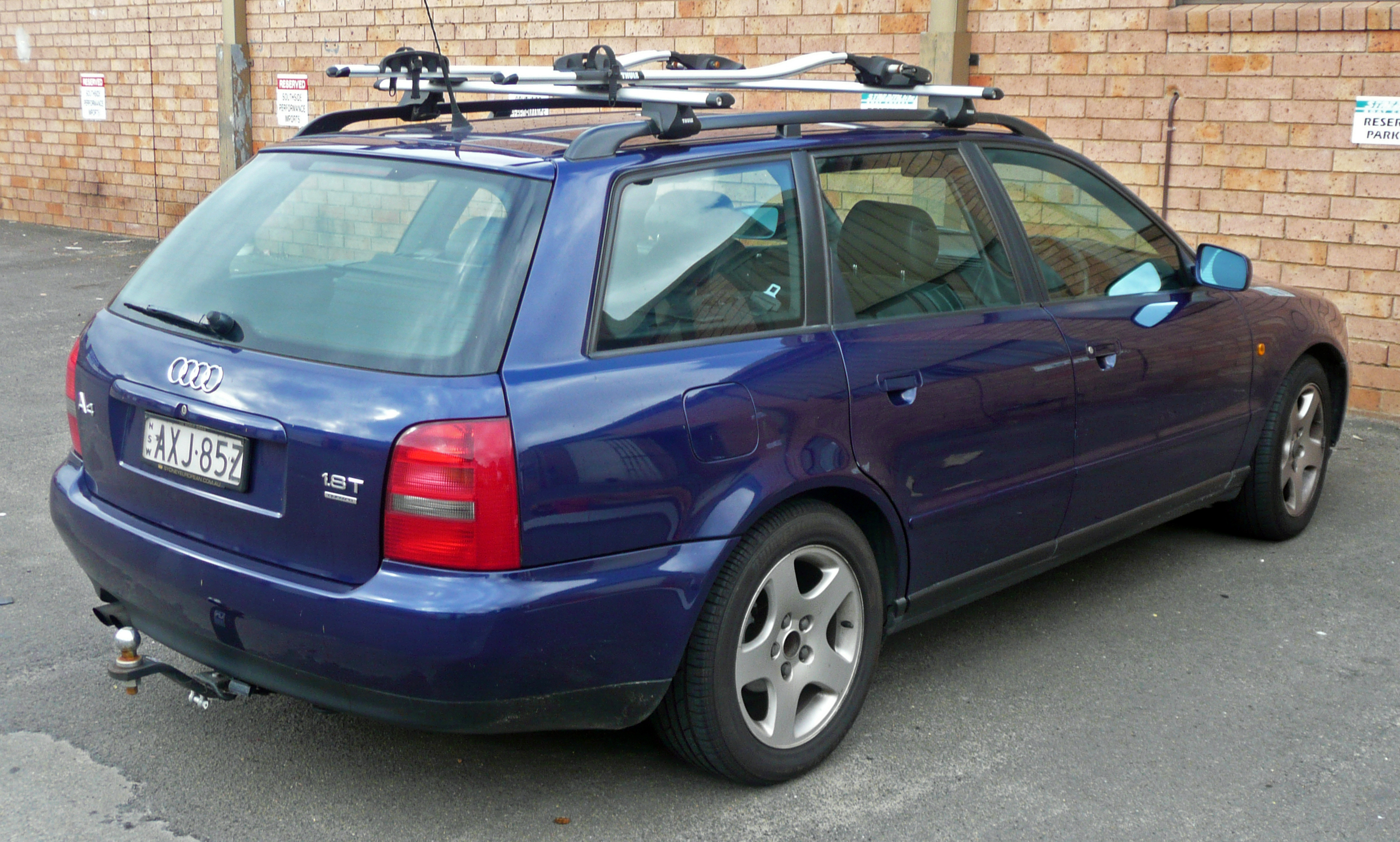 1998-1999_Audi_A4_(8D)_1.8T_quattro_Avant_01.jpg