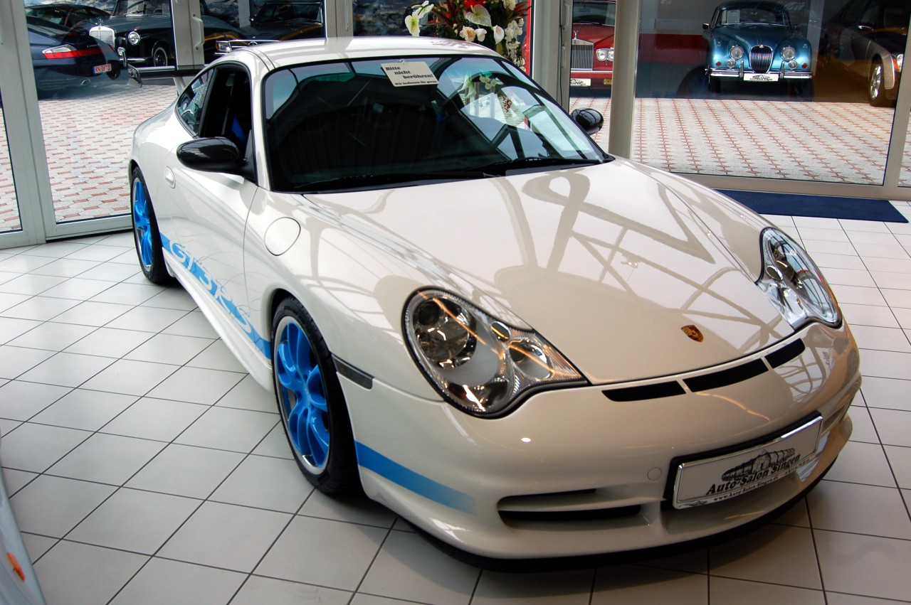 Porsche_911_GT3_RS_(996)_2003_white-blue.jpg