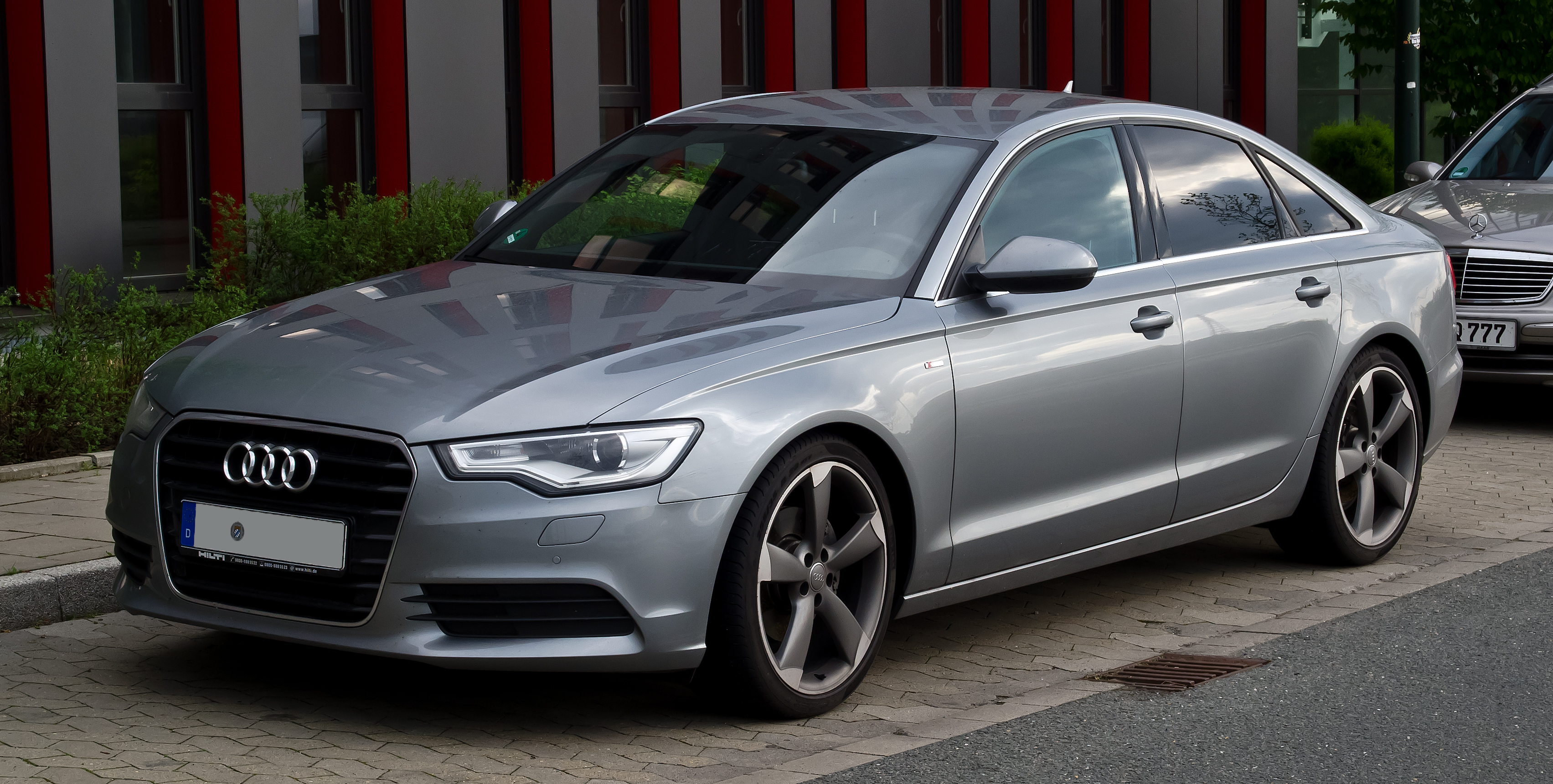 Audi_A6_S-line_%28C7%29_%E2%80%93_Frontansicht,_1._Mai_2012,_D%C3%BCsseldorf.jpg